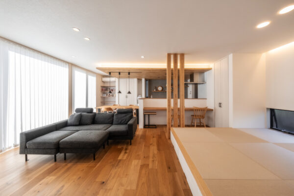 木と光が心地よい、広がりのある住まい