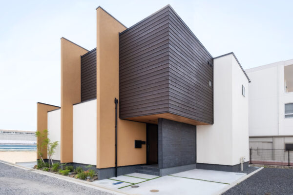 外に閉じて中に開いた 光差し込む中庭のある家